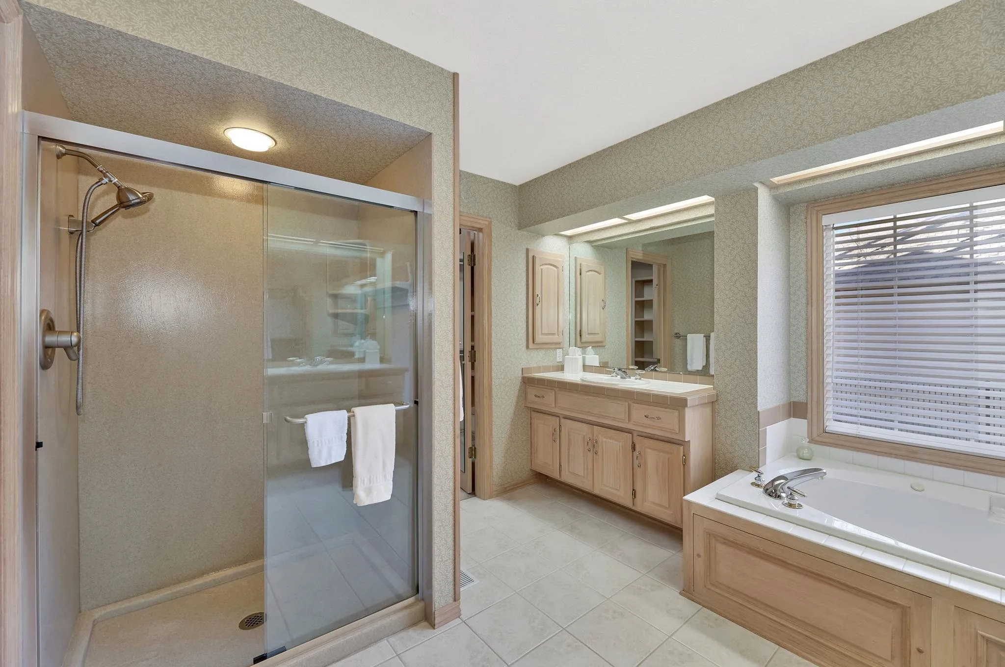 Wichita, Kansas 67230, United States, 5 Bedrooms Bedrooms, ,4 BathroomsBathrooms,Residential,Active,82787