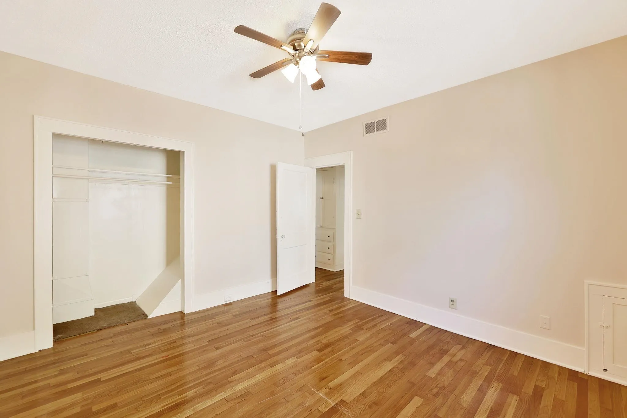 Wichita, Kansas 67211, United States, 4 Bedrooms Bedrooms, ,2 BathroomsBathrooms,Residential,Pending,111997