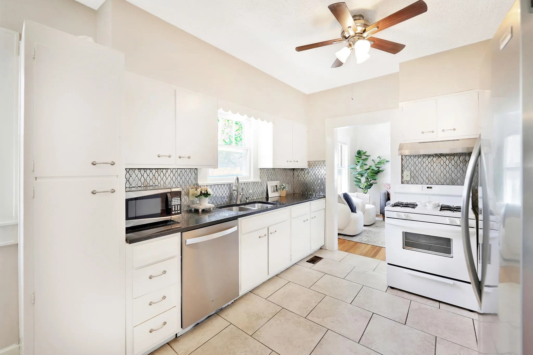 Wichita, Kansas 67211, United States, 4 Bedrooms Bedrooms, ,2 BathroomsBathrooms,Residential,Pending,111997