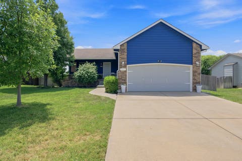 Homes For Sale - 924 E Splitwood Way St<br/> Derby, KS 67037