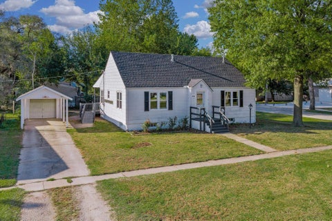Photo of 319 W 5th AVE, Belle Plaine, KS 67013 (MLS # 680499)