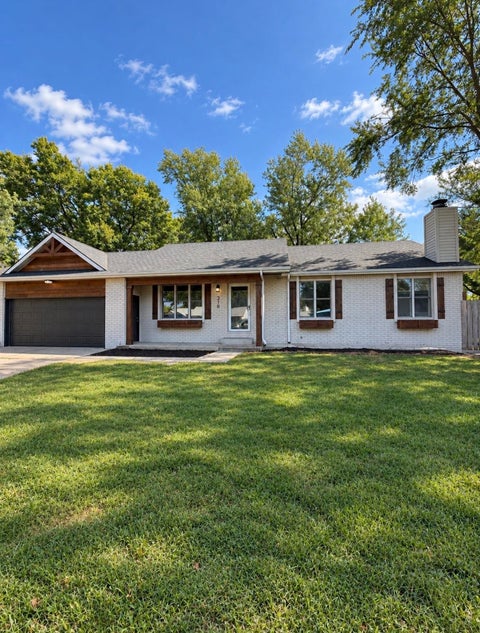Photo of 318 N Countryside Ct S, Andover, KS 67002 (MLS # 680426)