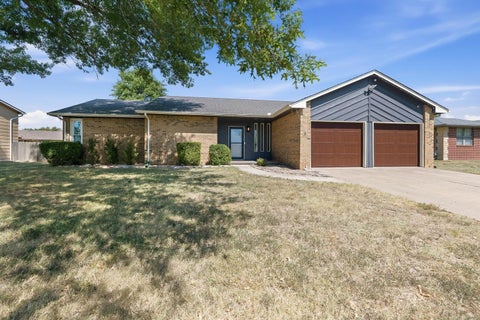 Homes For Sale - 120 E Shady Brook Ln<br/> Derby, KS 67037
