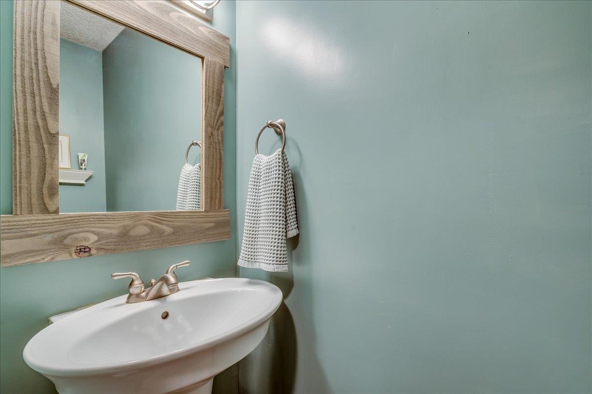2210 Dover Dr, Hutchinson, Kansas image 23