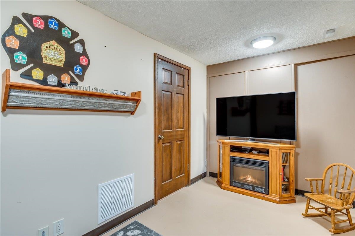 2210 Dover Dr, Hutchinson, Kansas image 35