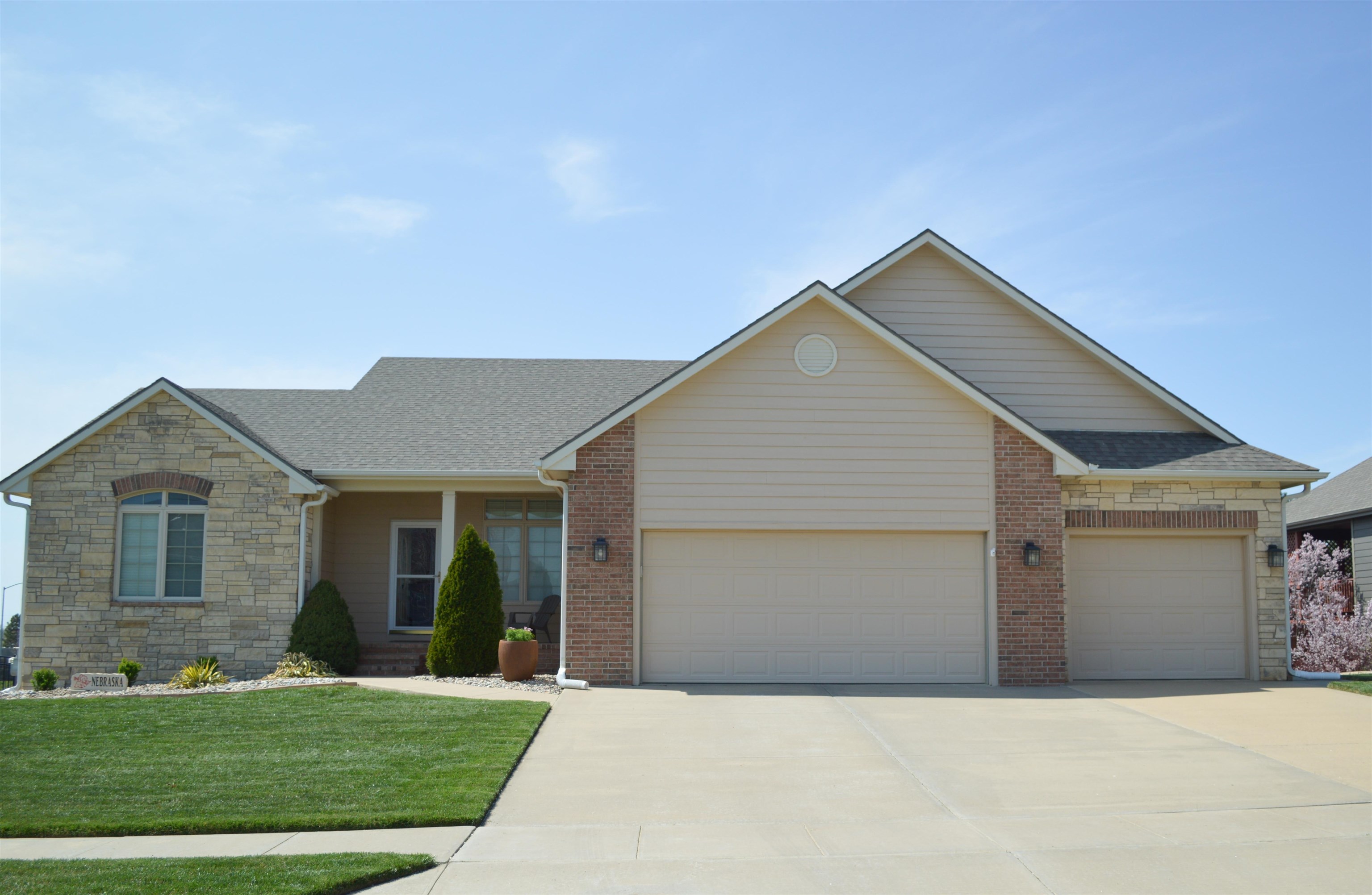 2226 Sunset Ridge Dr, Salina, Kansas image 1