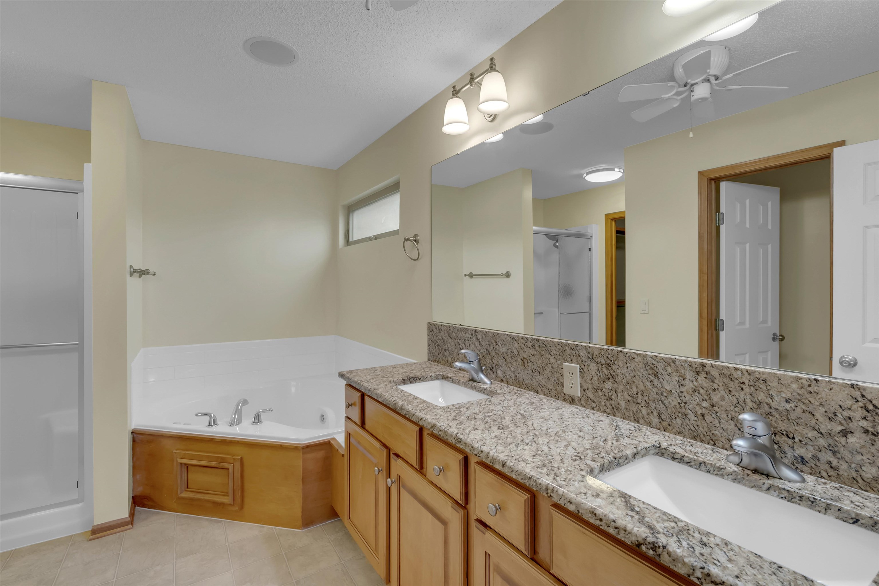 14020 W Highland Springs Ct, Wichita, Kansas image 13