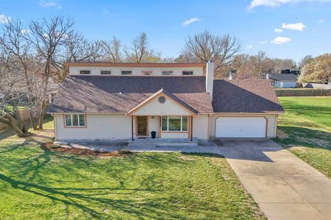 Homes For Sale - 3211 Hidden Meadow Dr<br/> Harvey County, Newton, KS 67114