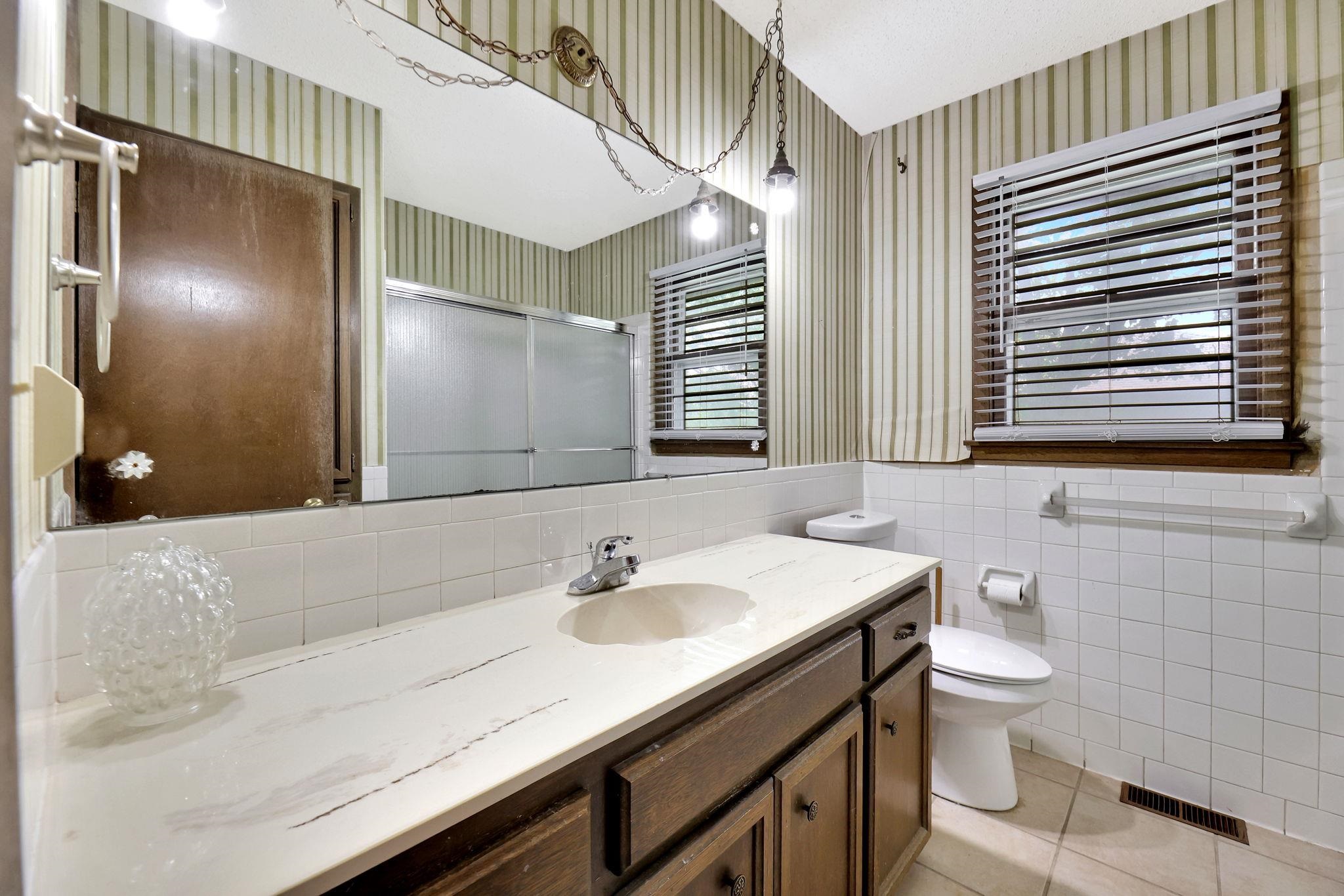 Wichita, Kansas 67204, United States, 3 Bedrooms Bedrooms, ,2 BathroomsBathrooms,Residential,Pending,54325