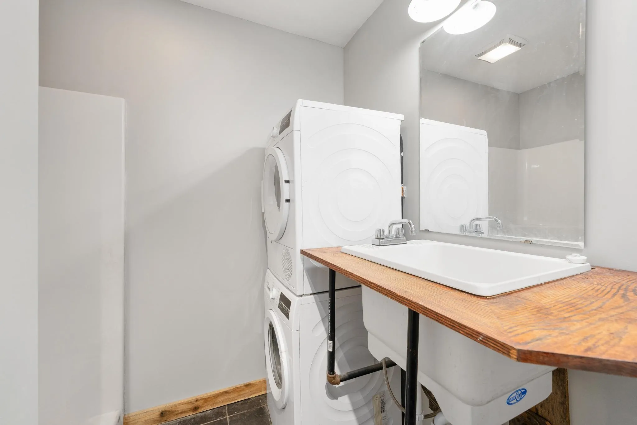 Whitewater, Kansas 67154, United States, 5 Bedrooms Bedrooms, ,3 BathroomsBathrooms,Residential,Pending,49940