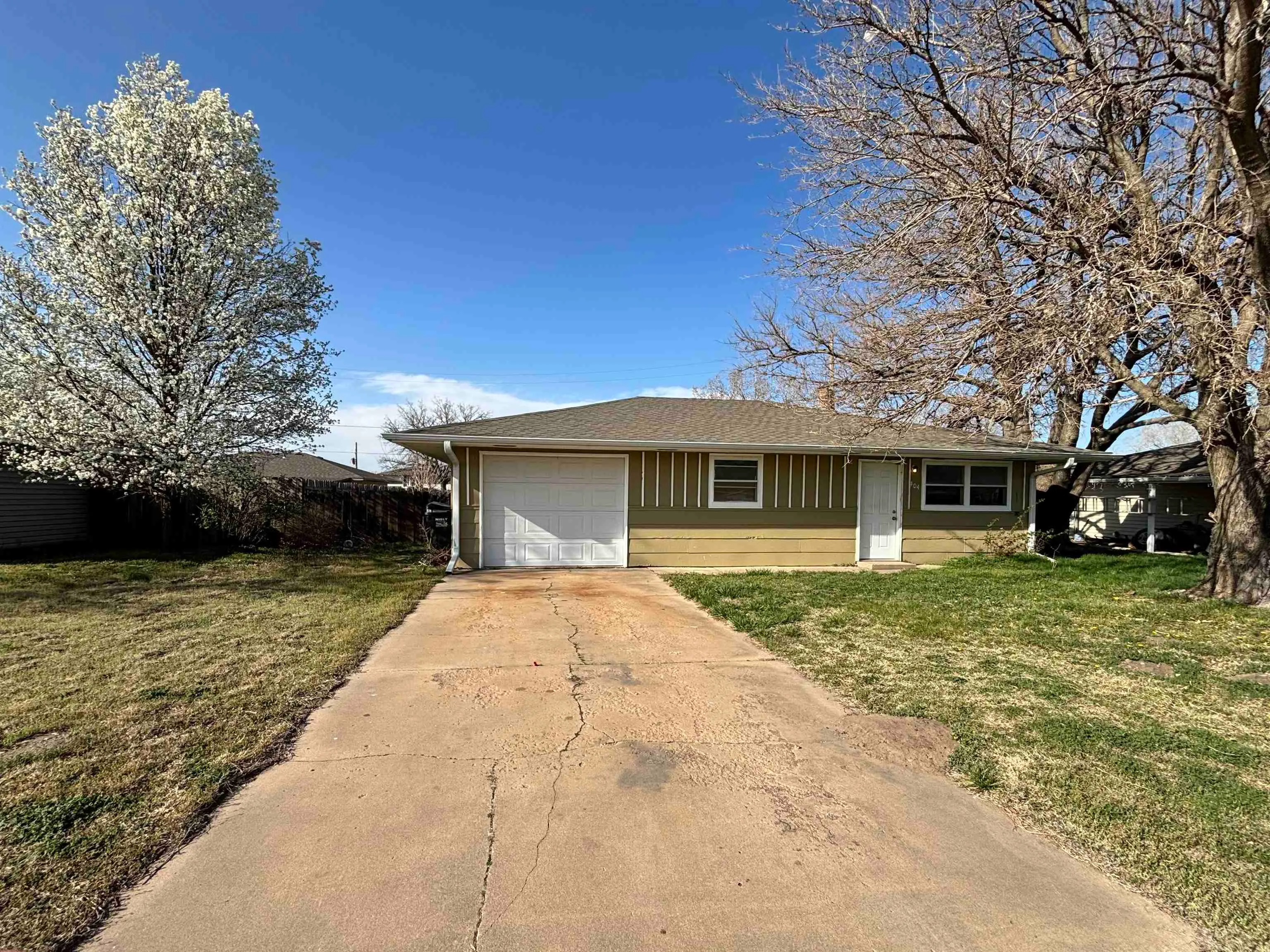 Hutchinson, Kansas 67505, United States, 2 Bedrooms Bedrooms, ,1 BathroomBathrooms,Residential,Pending,102335