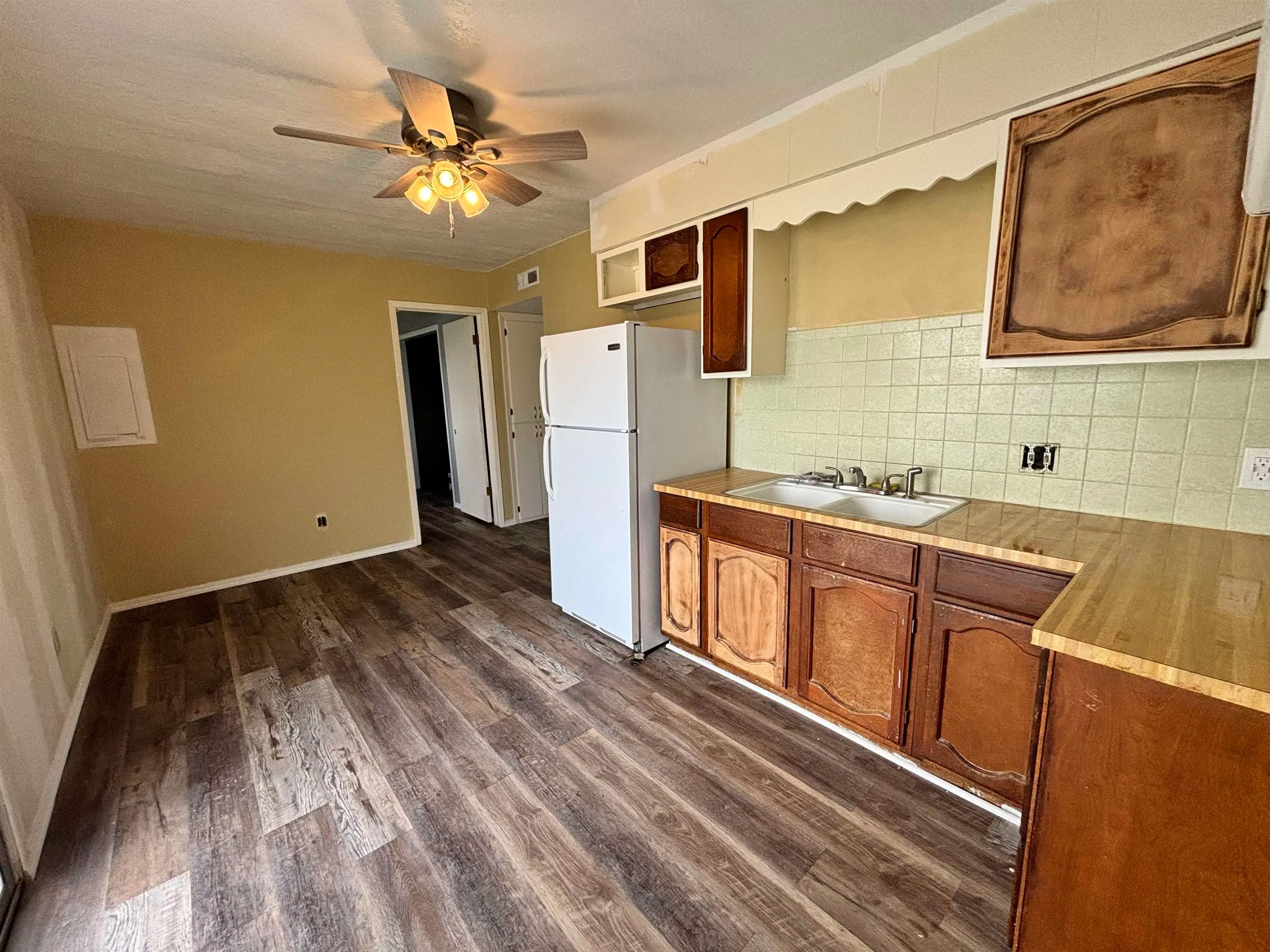 Hutchinson, Kansas 67505, United States, 2 Bedrooms Bedrooms, ,1 BathroomBathrooms,Residential,Pending,102335