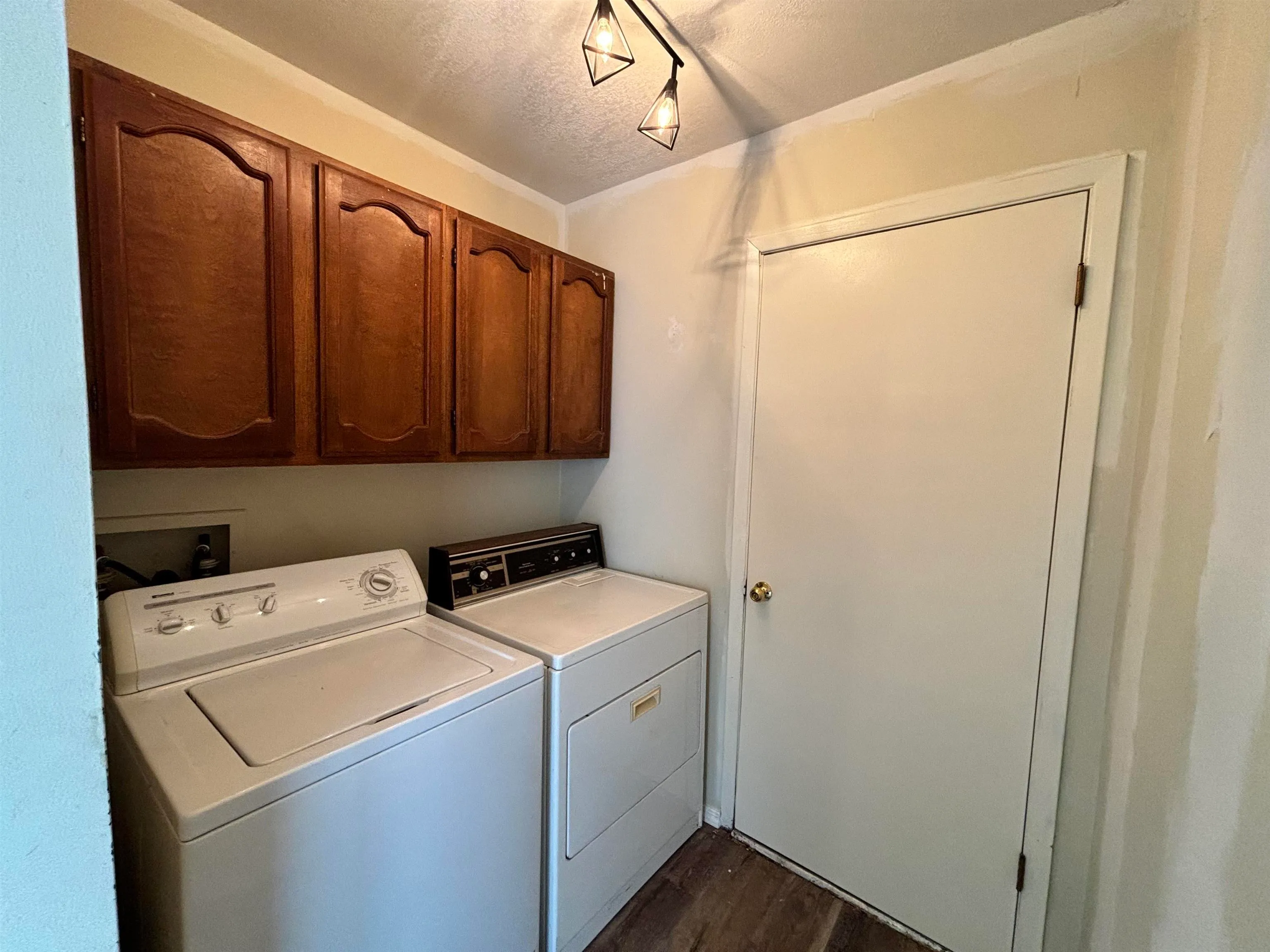 Hutchinson, Kansas 67505, United States, 2 Bedrooms Bedrooms, ,1 BathroomBathrooms,Residential,Pending,102335