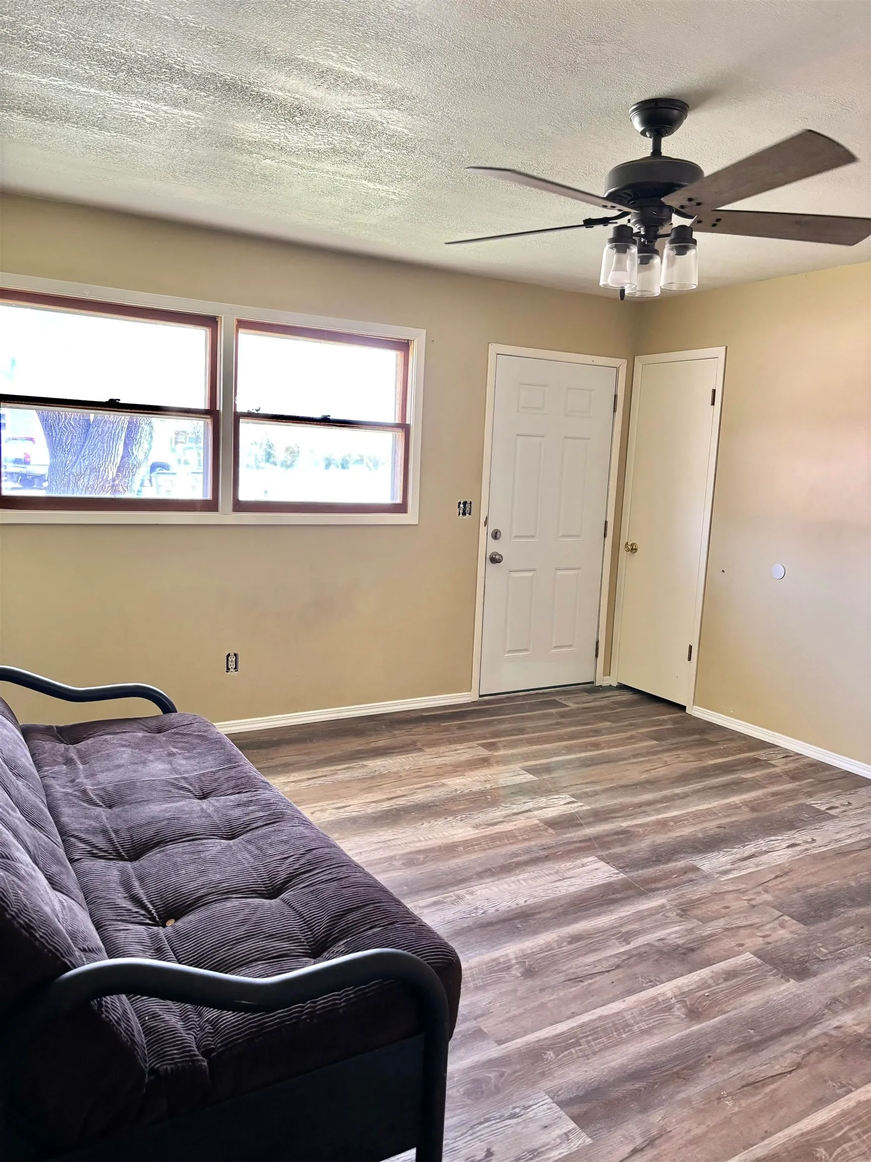 Hutchinson, Kansas 67505, United States, 2 Bedrooms Bedrooms, ,1 BathroomBathrooms,Residential,Pending,102335