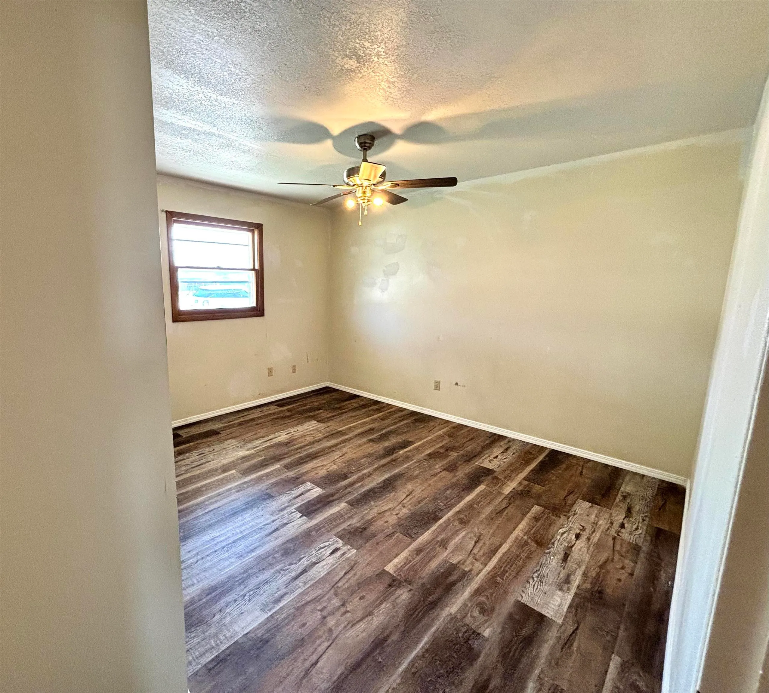 Hutchinson, Kansas 67505, United States, 2 Bedrooms Bedrooms, ,1 BathroomBathrooms,Residential,Pending,102335