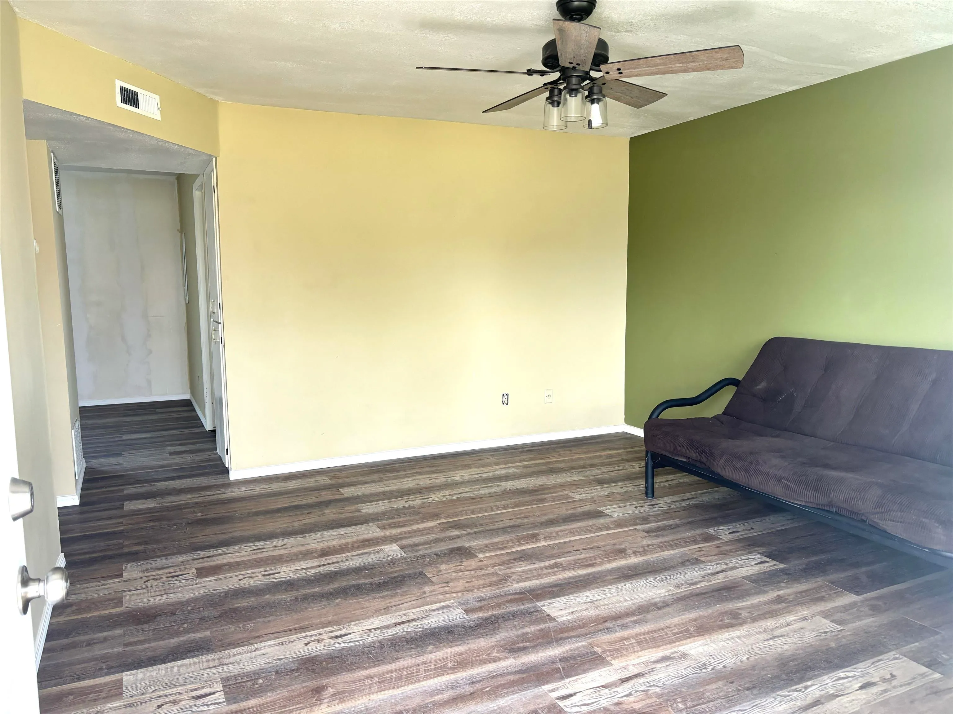 Hutchinson, Kansas 67505, United States, 2 Bedrooms Bedrooms, ,1 BathroomBathrooms,Residential,Pending,102335