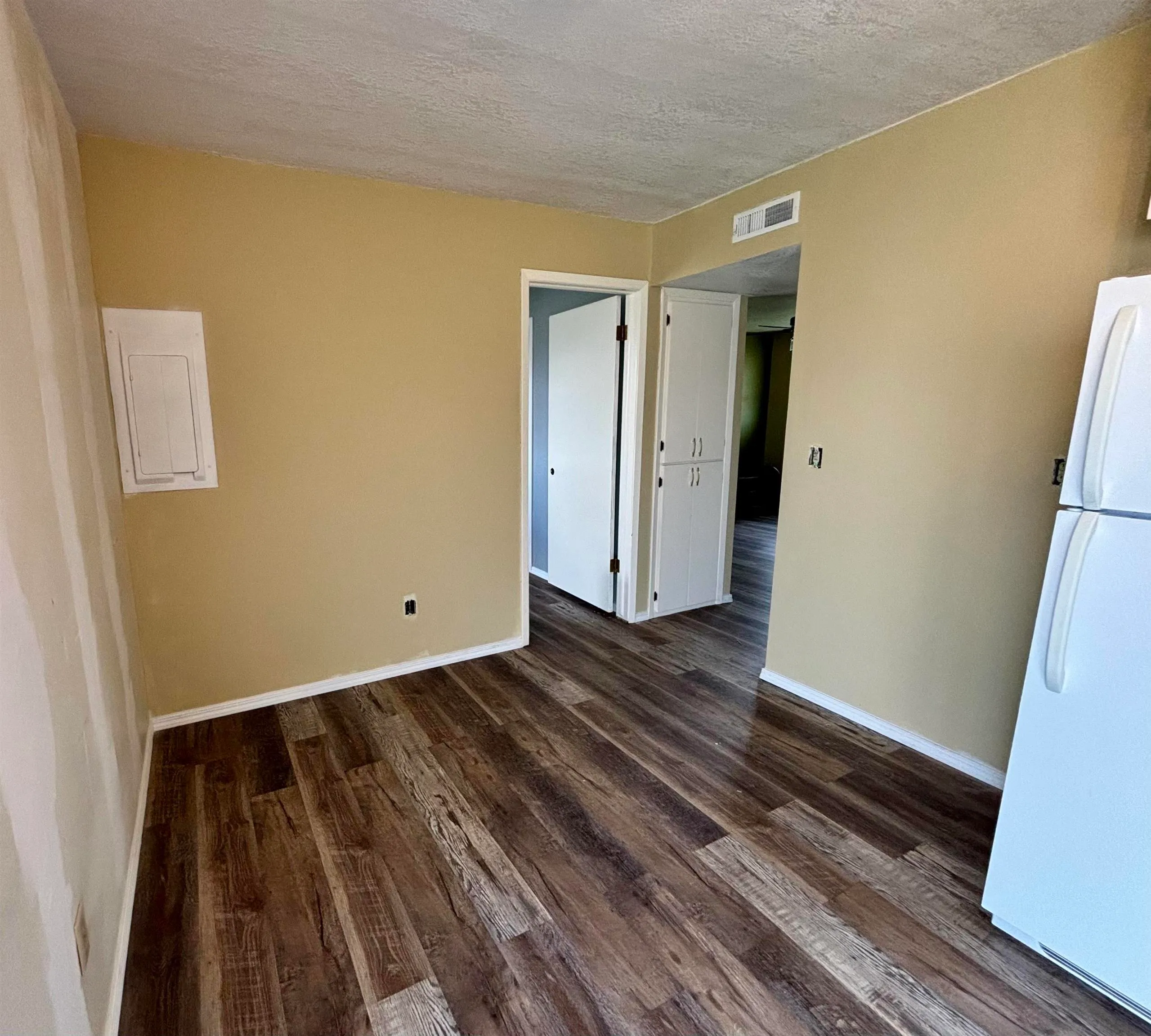 Hutchinson, Kansas 67505, United States, 2 Bedrooms Bedrooms, ,1 BathroomBathrooms,Residential,Pending,102335