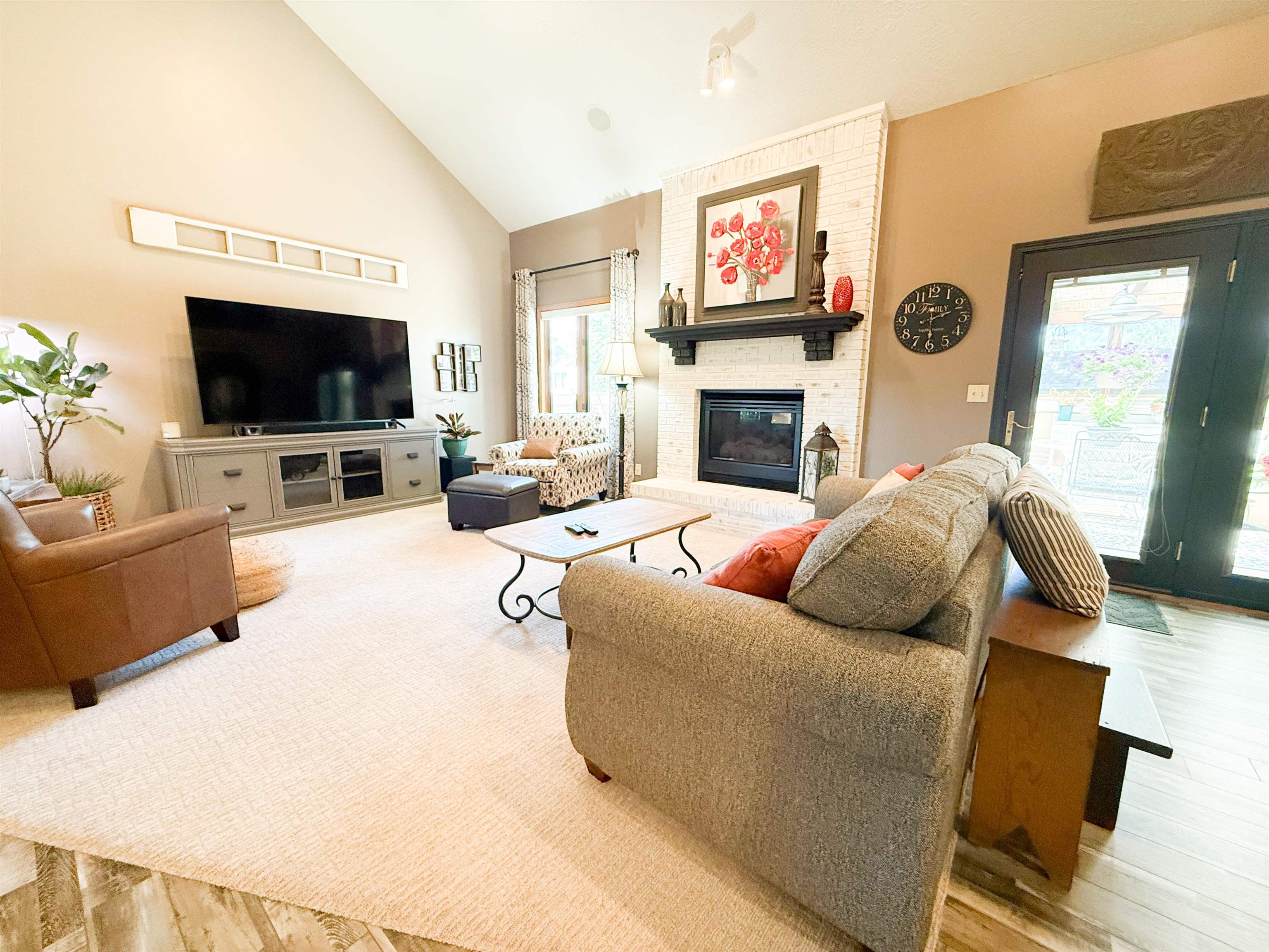 1043 Burr Oak Ln, Salina, Kansas image 3