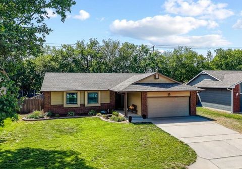 Homes For Sale - 907 N Pine Grove St<br/> Wichita, KS 67212
