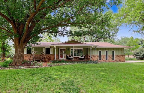 Homes For Sale - 3225 Southwood Ct<br/> Newton, KS 67114