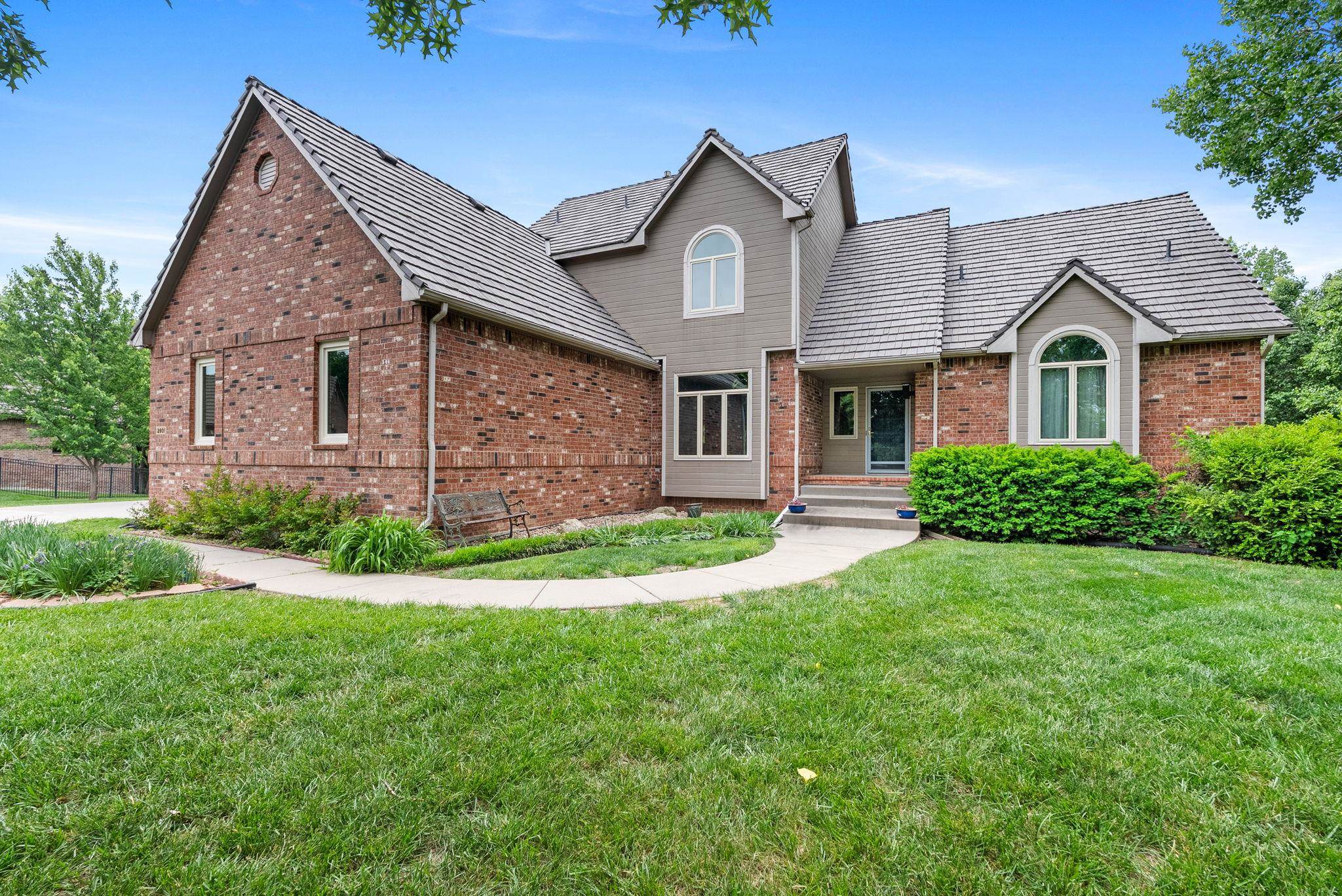 2801 N Fox Pointe Cir, Wichita, Kansas image 2