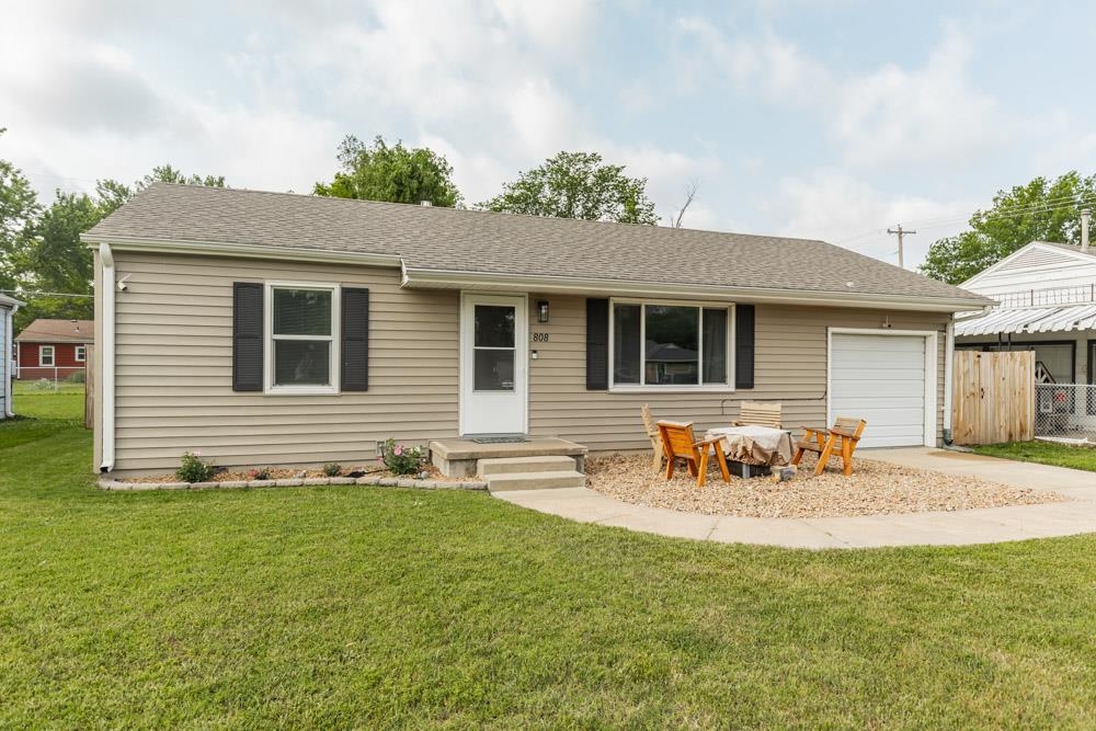 808 E Ellsworth Ave, Salina, Kansas image 2