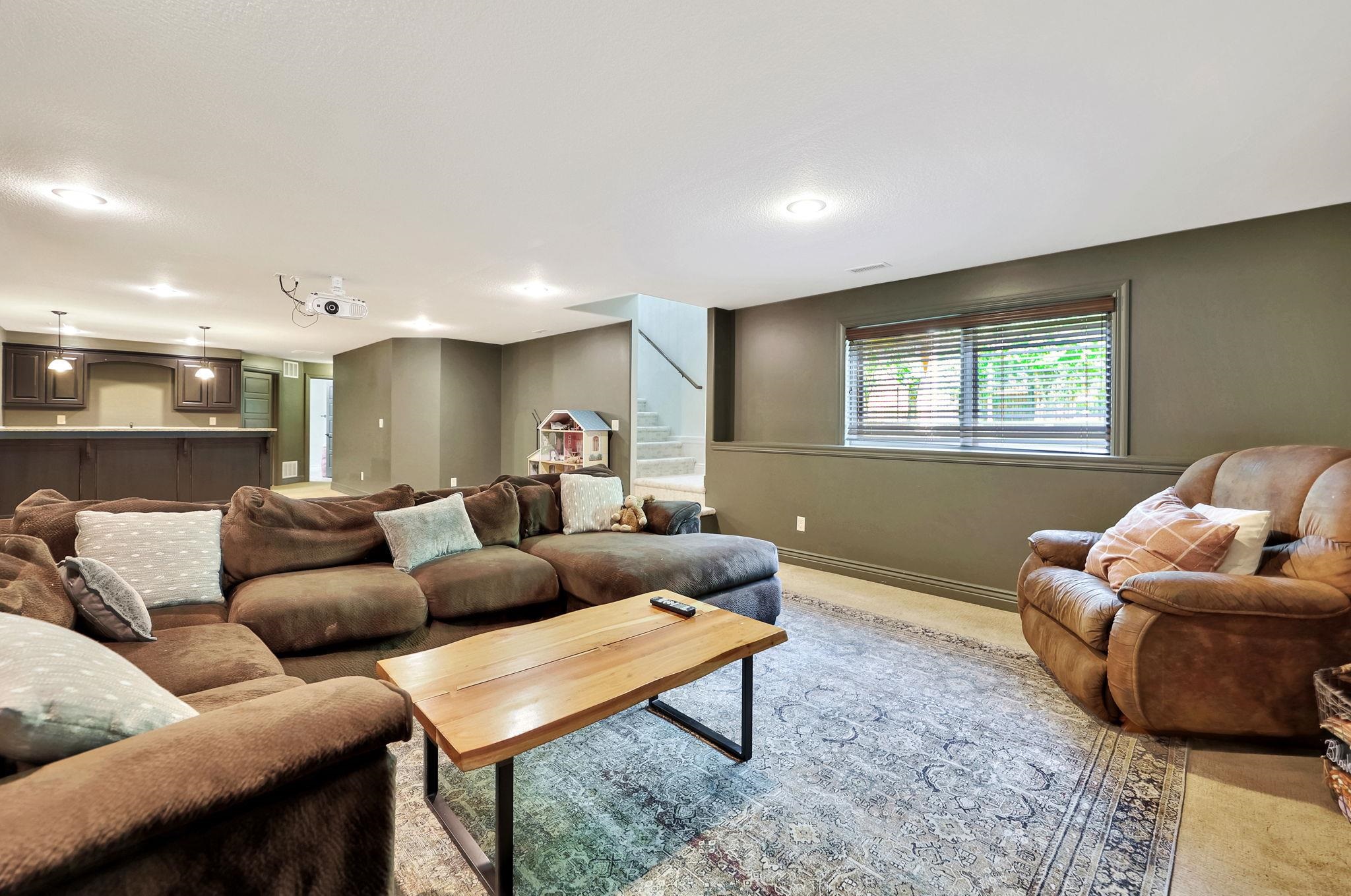 Wichita, Kansas 67206, United States, 5 Bedrooms Bedrooms, ,3 BathroomsBathrooms,Residential,Pending,62382