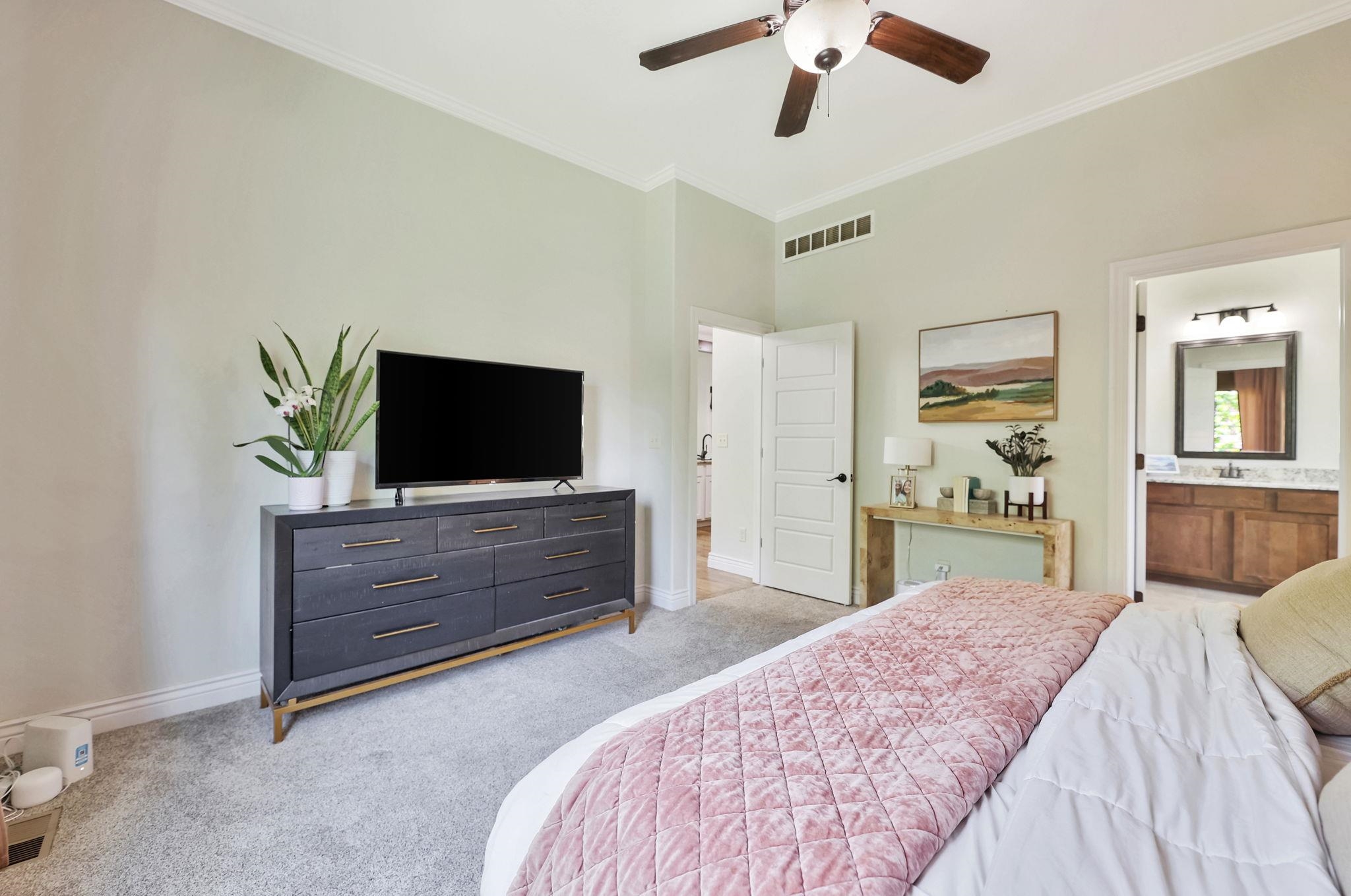 Wichita, Kansas 67206, United States, 5 Bedrooms Bedrooms, ,3 BathroomsBathrooms,Residential,Pending,62382