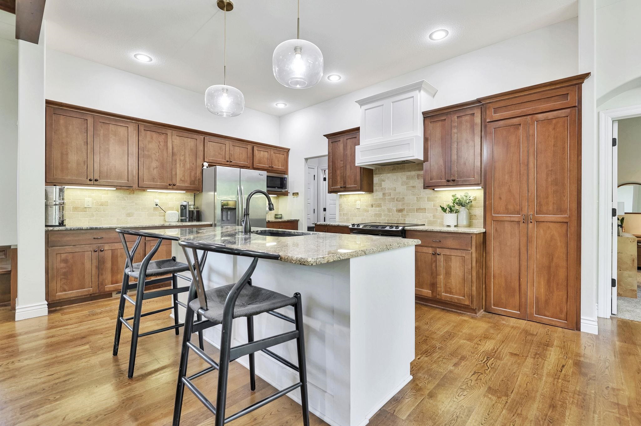 Wichita, Kansas 67206, United States, 5 Bedrooms Bedrooms, ,3 BathroomsBathrooms,Residential,Pending,62382