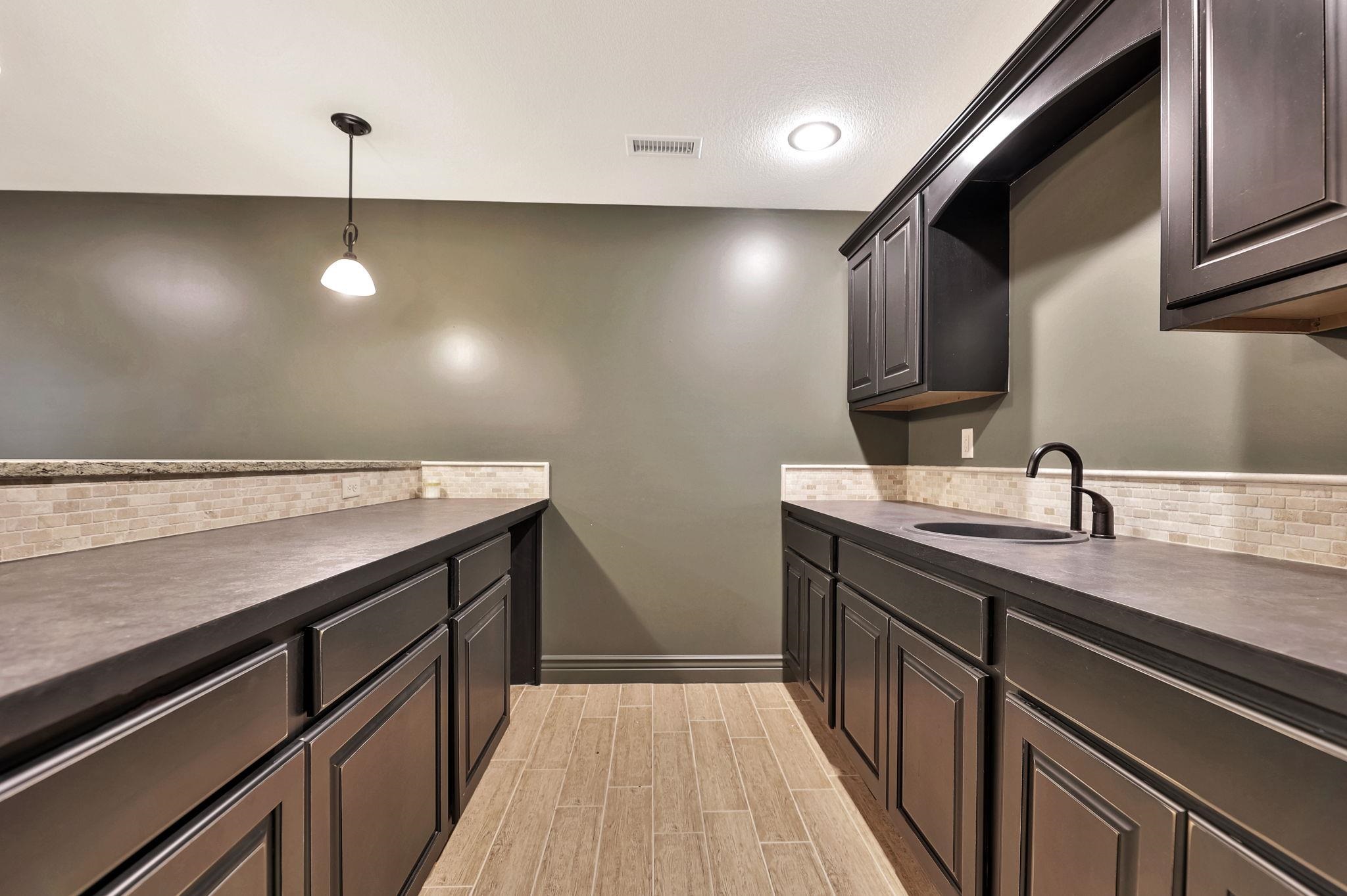 Wichita, Kansas 67206, United States, 5 Bedrooms Bedrooms, ,3 BathroomsBathrooms,Residential,Pending,62382