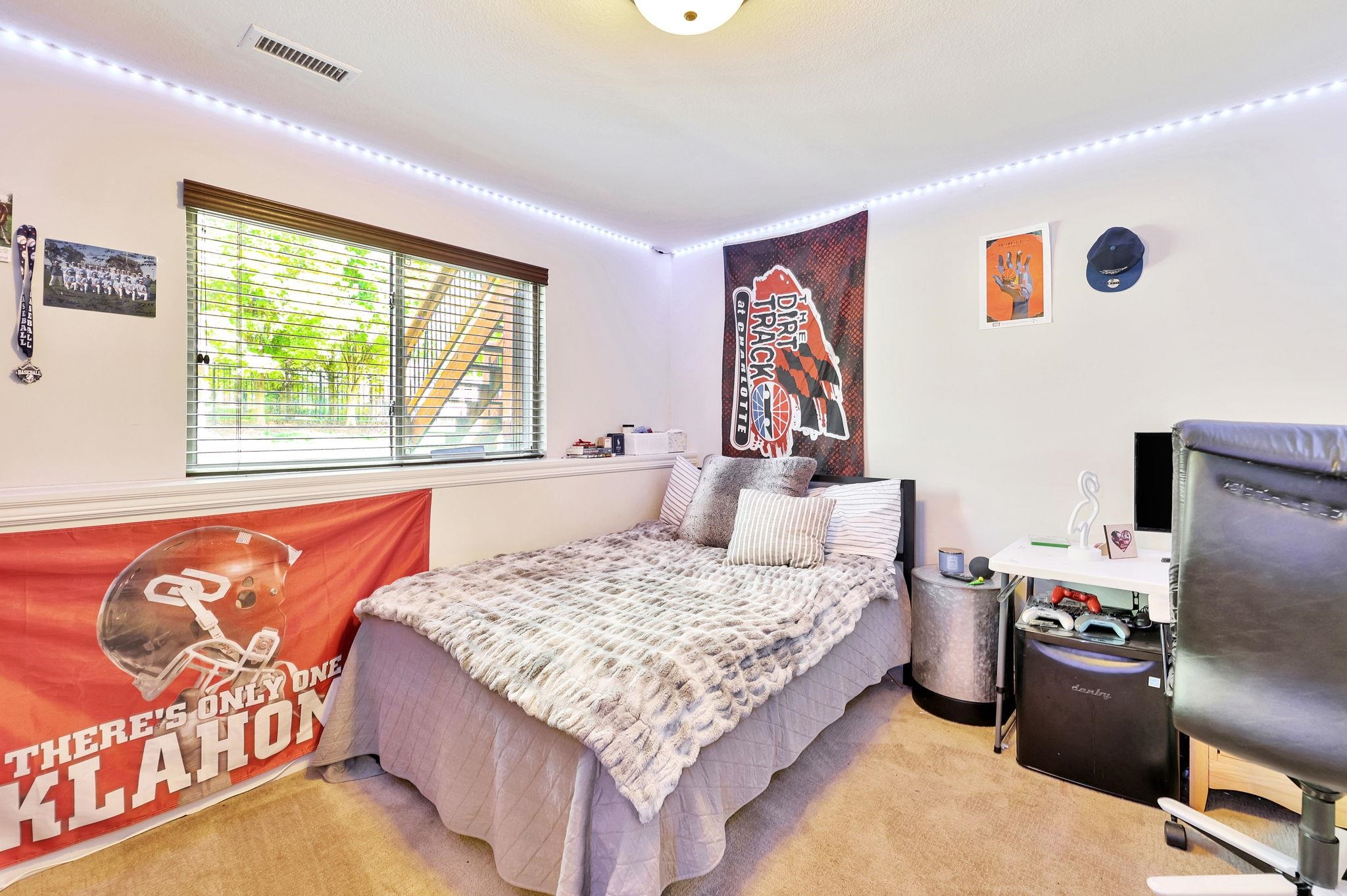 Wichita, Kansas 67206, United States, 5 Bedrooms Bedrooms, ,3 BathroomsBathrooms,Residential,Pending,62382