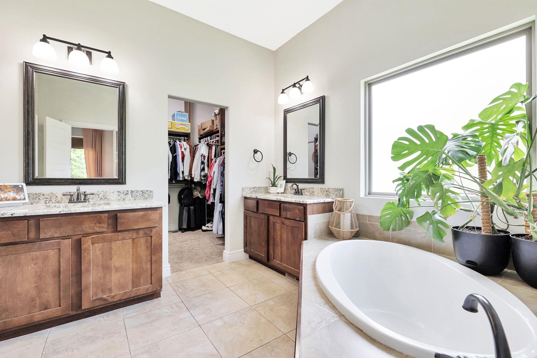 Wichita, Kansas 67206, United States, 5 Bedrooms Bedrooms, ,3 BathroomsBathrooms,Residential,Pending,62382