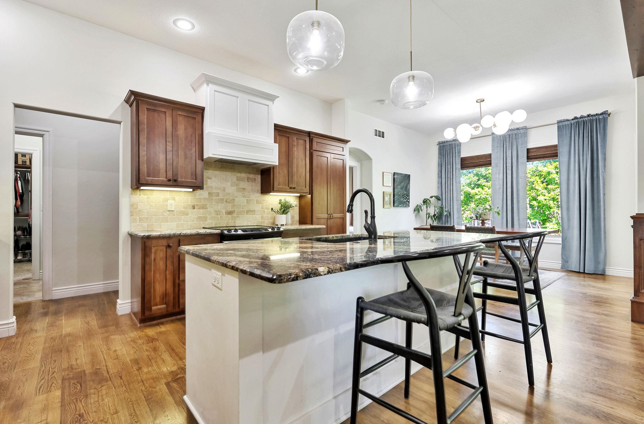 Wichita, Kansas 67206, United States, 5 Bedrooms Bedrooms, ,3 BathroomsBathrooms,Residential,Pending,62382