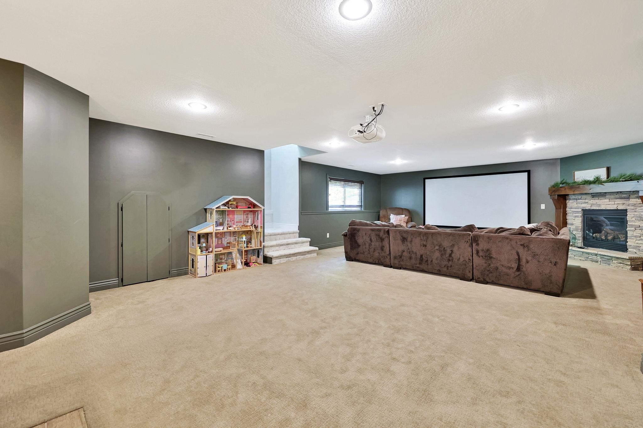 Wichita, Kansas 67206, United States, 5 Bedrooms Bedrooms, ,3 BathroomsBathrooms,Residential,Pending,62382