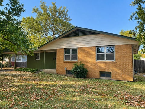 Homes For Sale - 6 Roberts Ct<br/> Winfield, KS 67156
