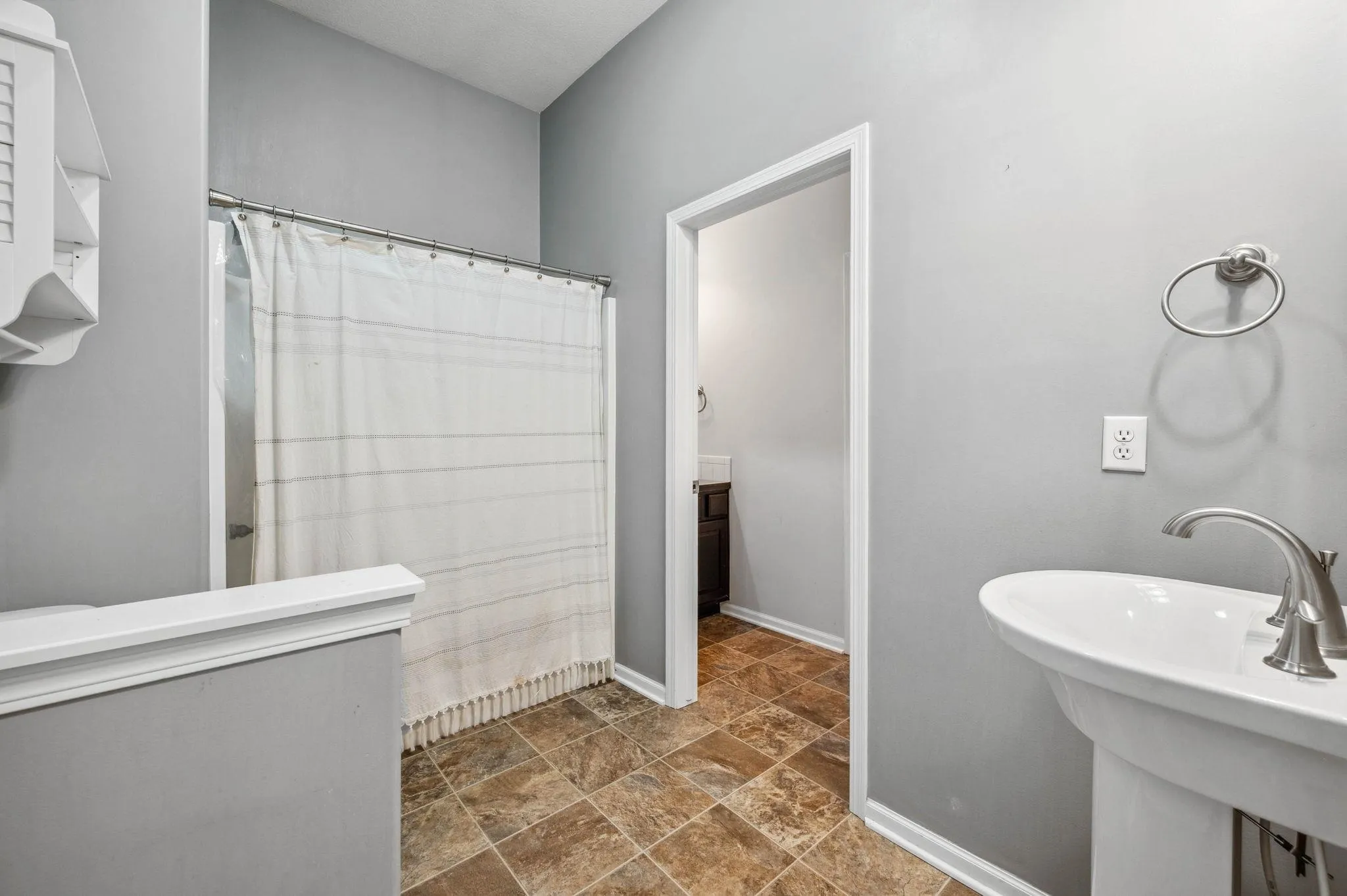 Andover, Kansas 67002, United States, 5 Bedrooms Bedrooms, ,3 BathroomsBathrooms,Residential,Active,127800