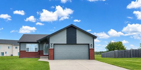 Homes For Sale - 782 E Forest Ct<br/> Haysville, KS 67060