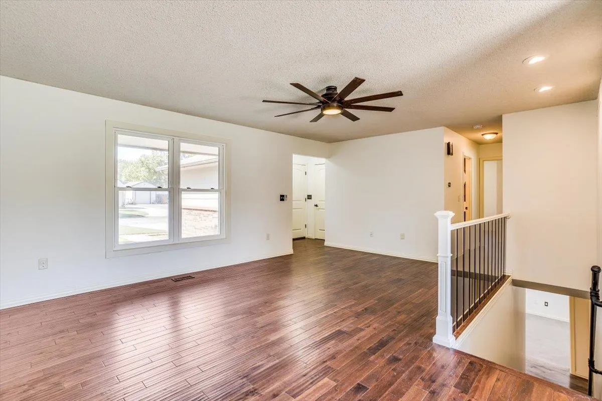 Valley Center, Kansas 67147, United States, 3 Bedrooms Bedrooms, ,2 BathroomsBathrooms,Residential,Pending,43399