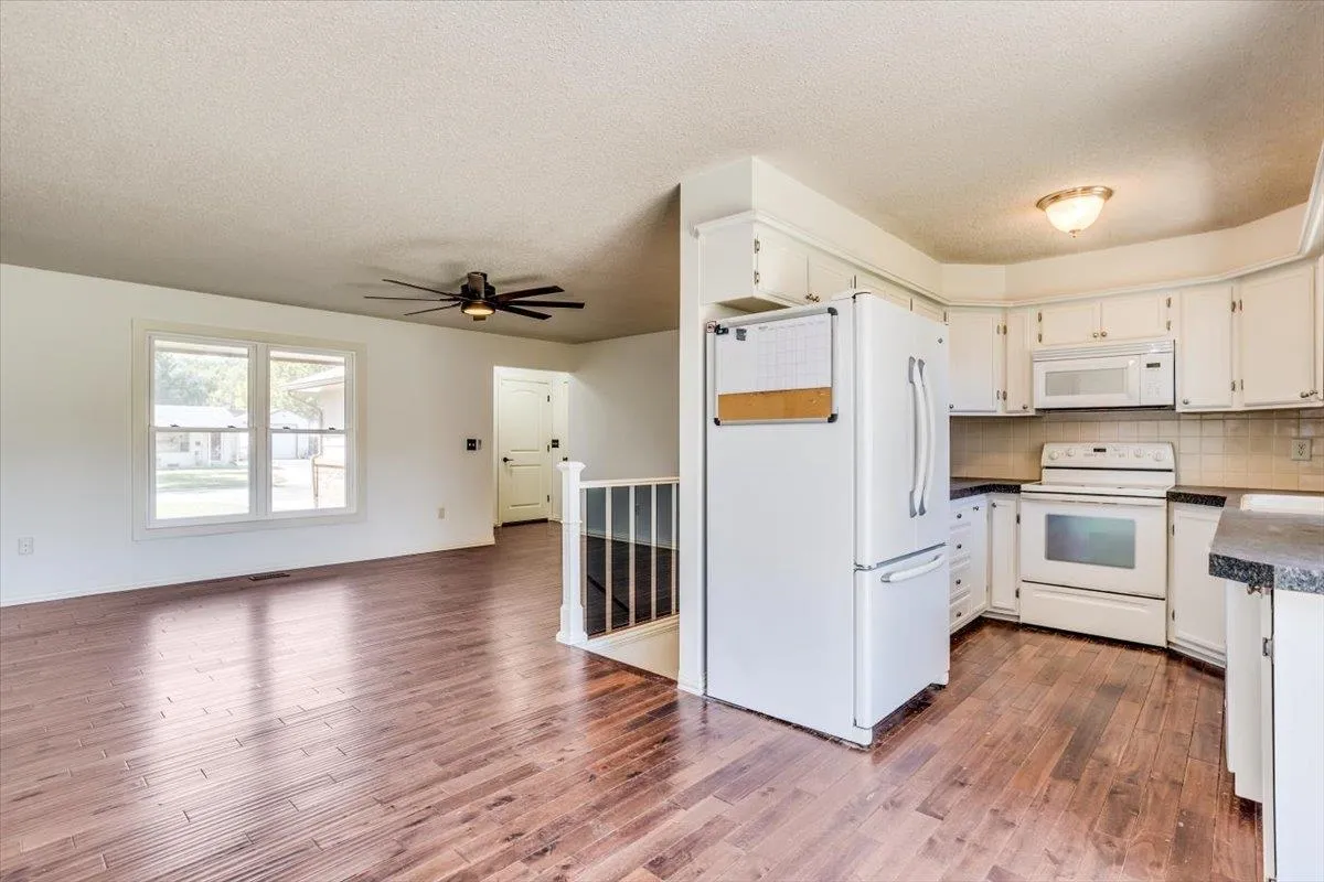 Valley Center, Kansas 67147, United States, 3 Bedrooms Bedrooms, ,2 BathroomsBathrooms,Residential,Pending,43399