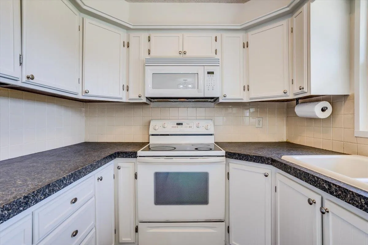 Valley Center, Kansas 67147, United States, 3 Bedrooms Bedrooms, ,2 BathroomsBathrooms,Residential,Pending,43399