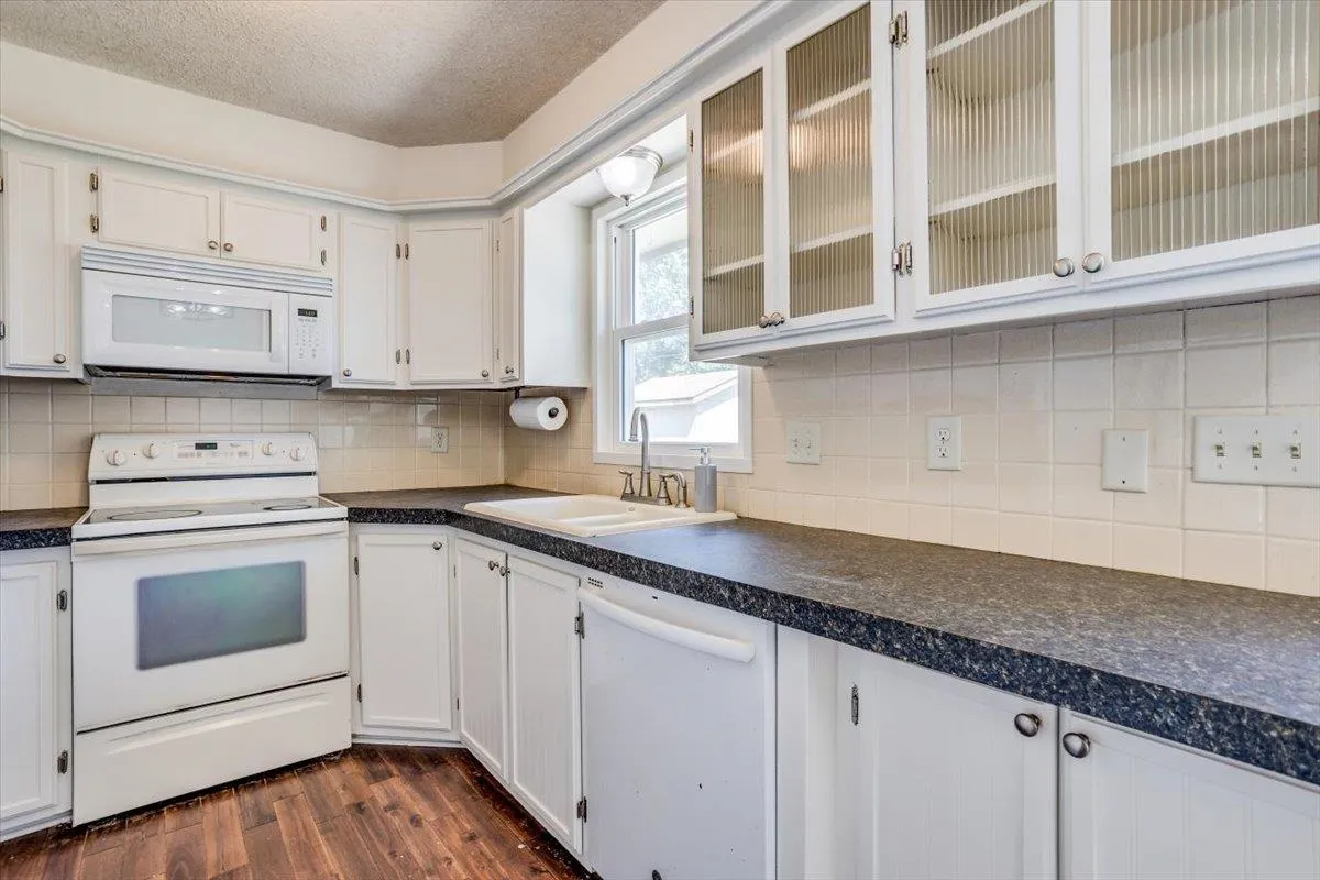 Valley Center, Kansas 67147, United States, 3 Bedrooms Bedrooms, ,2 BathroomsBathrooms,Residential,Pending,43399