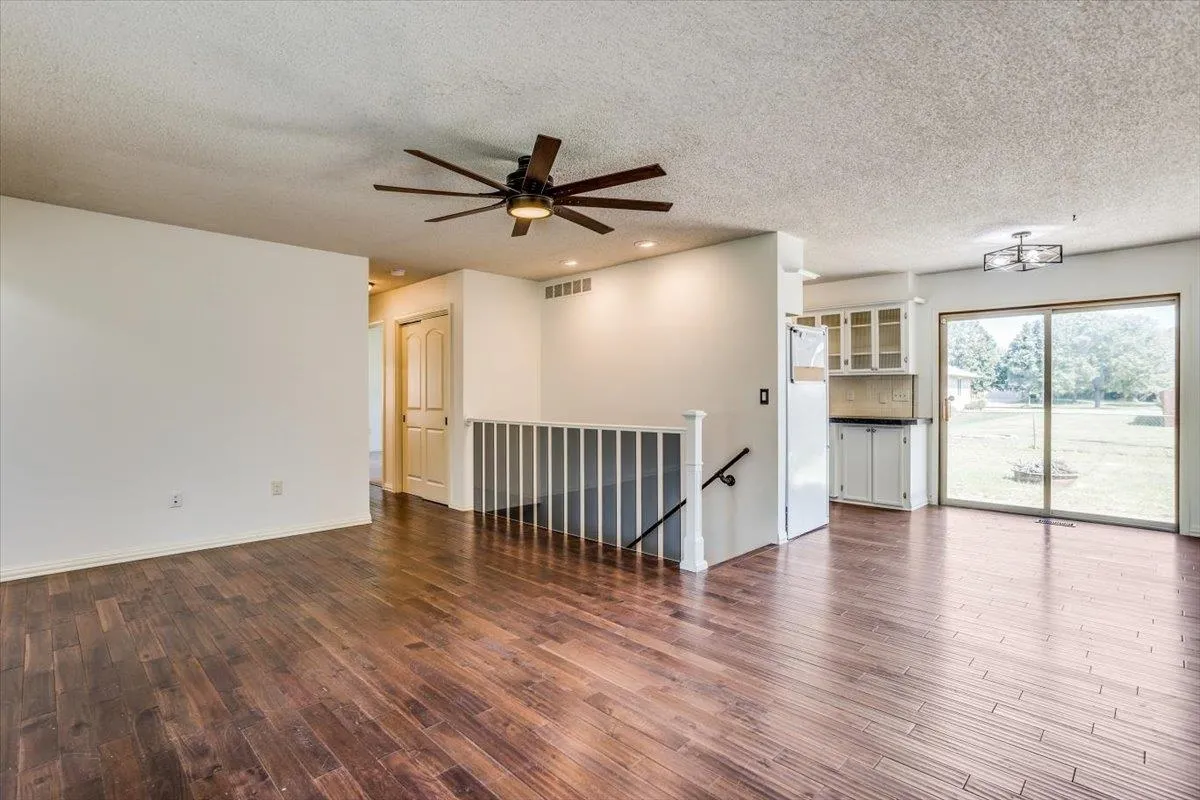 Valley Center, Kansas 67147, United States, 3 Bedrooms Bedrooms, ,2 BathroomsBathrooms,Residential,Pending,43399