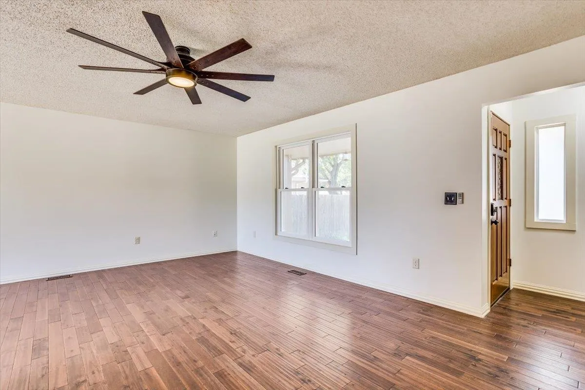 Valley Center, Kansas 67147, United States, 3 Bedrooms Bedrooms, ,2 BathroomsBathrooms,Residential,Pending,43399