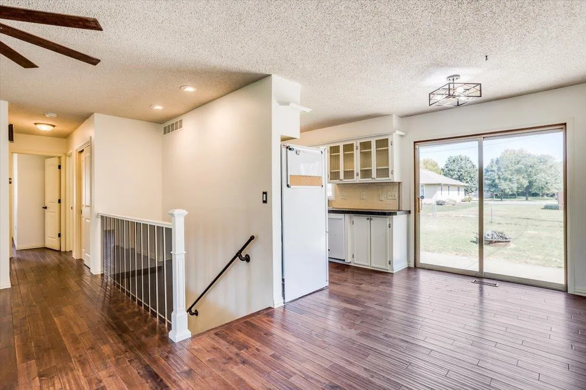 Valley Center, Kansas 67147, United States, 3 Bedrooms Bedrooms, ,2 BathroomsBathrooms,Residential,Pending,43399