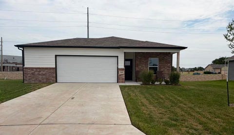 Townhouse For Sale - 1608 Casey Cir<br/> Newton, KS 67114