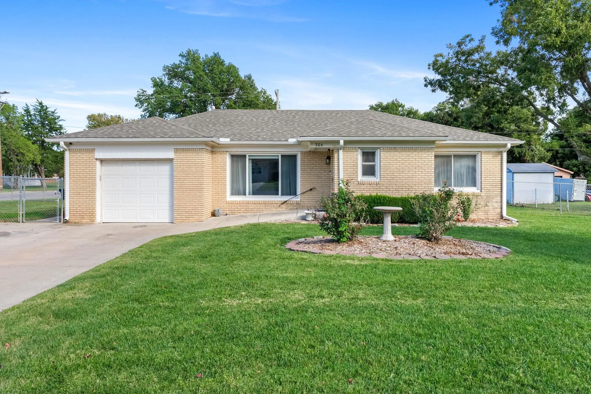 Clearwater, Kansas 67026, United States, 2 Bedrooms Bedrooms, ,1 BathroomBathrooms,Residential,Active,226031