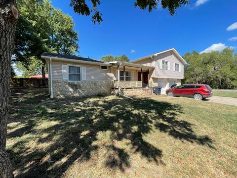 Photo of 318 E 11th Ave, El Dorado, KS 67042 (MLS # 659642)
