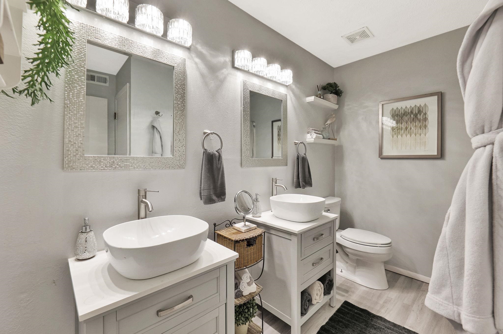 Wichita, Kansas 67215, United States, 2 Bedrooms Bedrooms, ,2 BathroomsBathrooms,Residential,Pending,67877