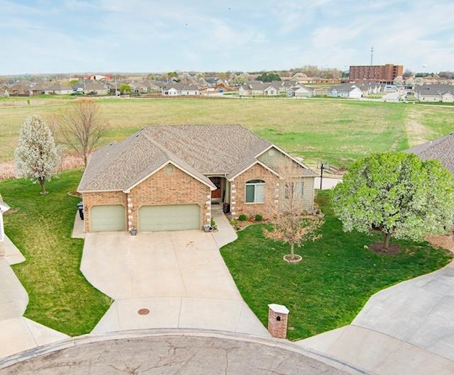 429 Greystone Dr, Salina, Kansas image 1