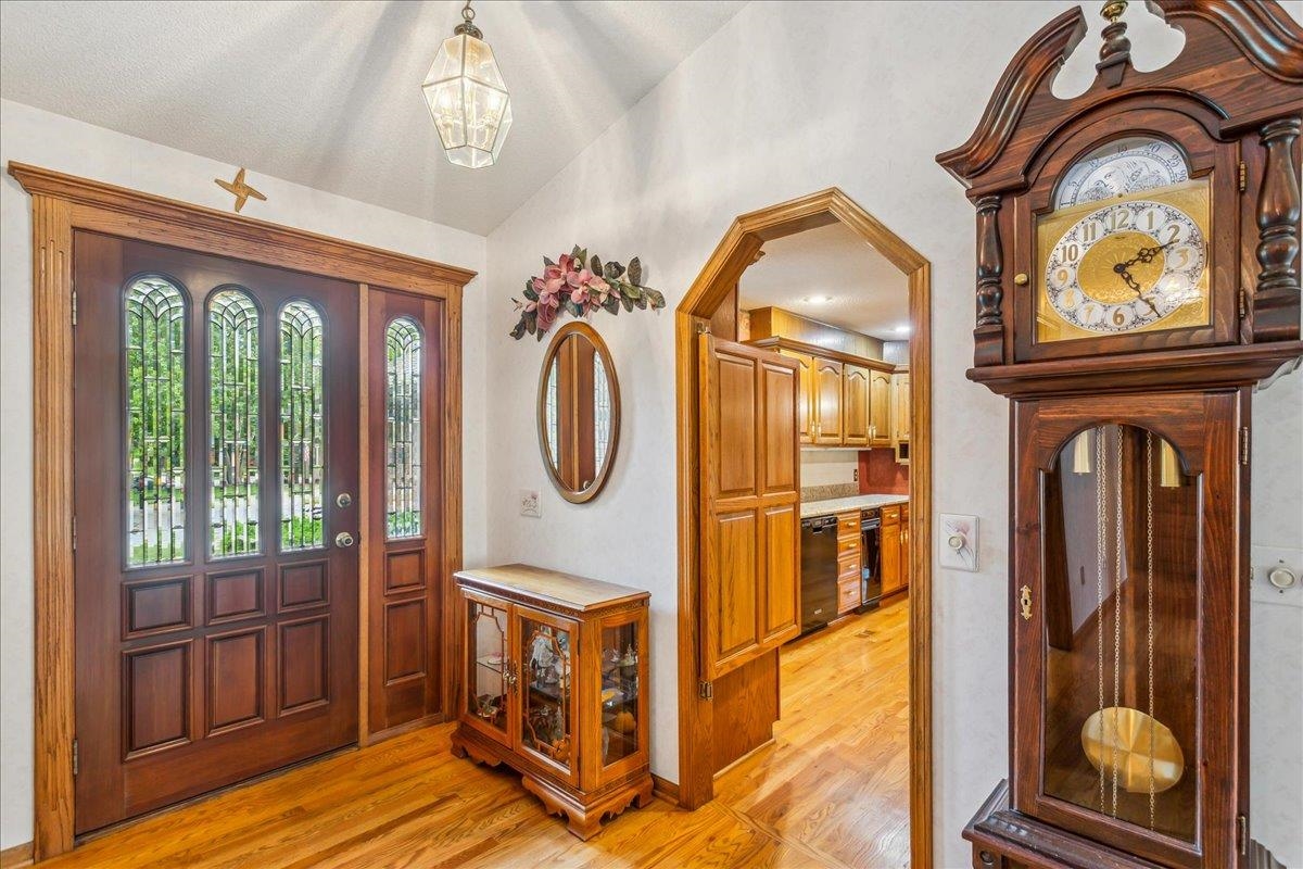 323 N Bay Country Ct, Wichita, Kansas image 2